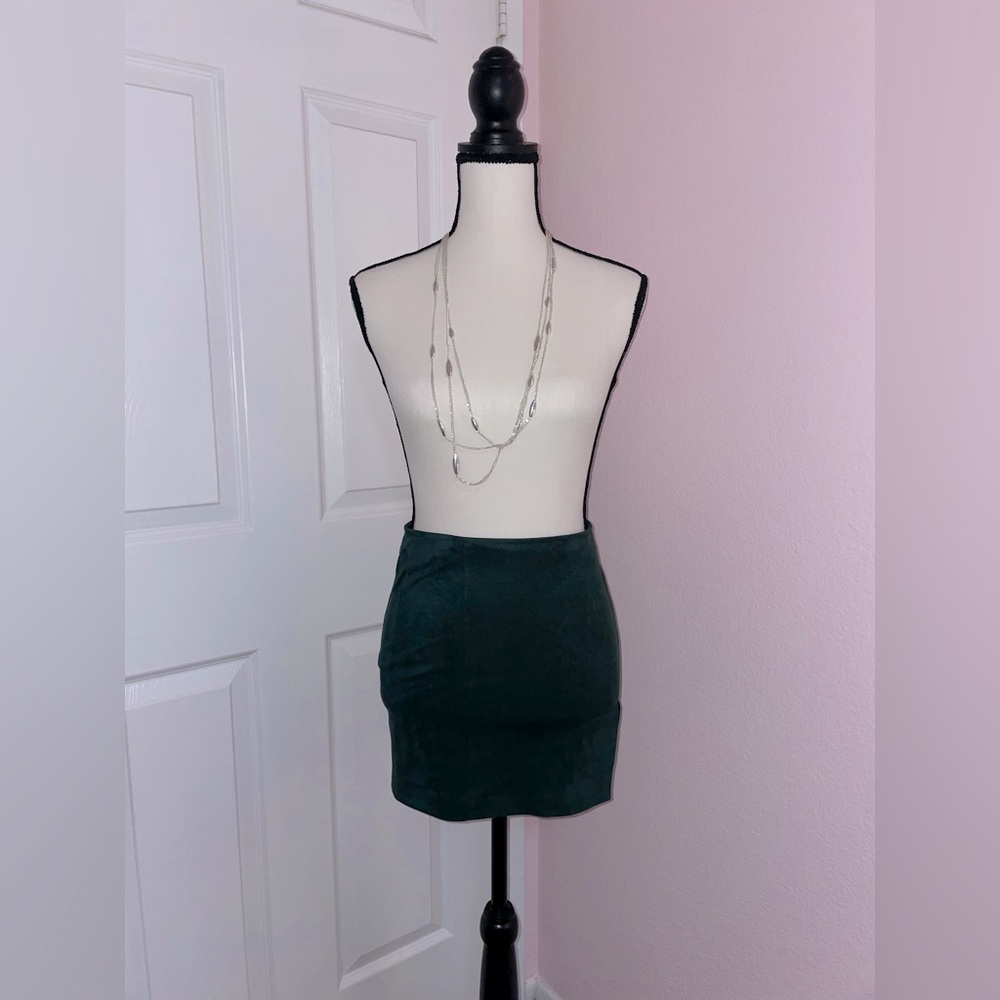 Velvet skirt, color green, size XS, brand Forever 21